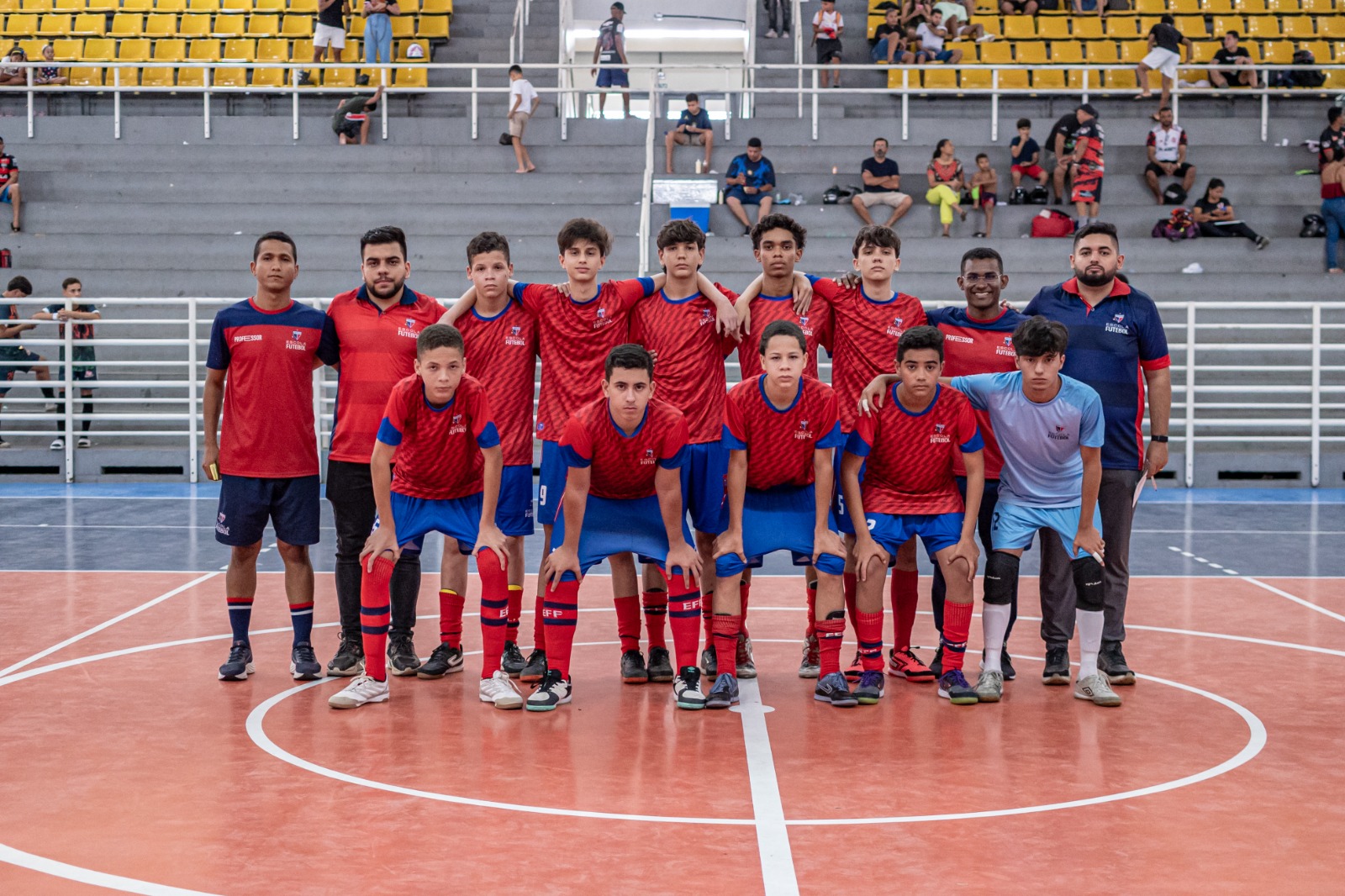 Alunos da Escola de Futebol Fortaleza reunidos em quadra
