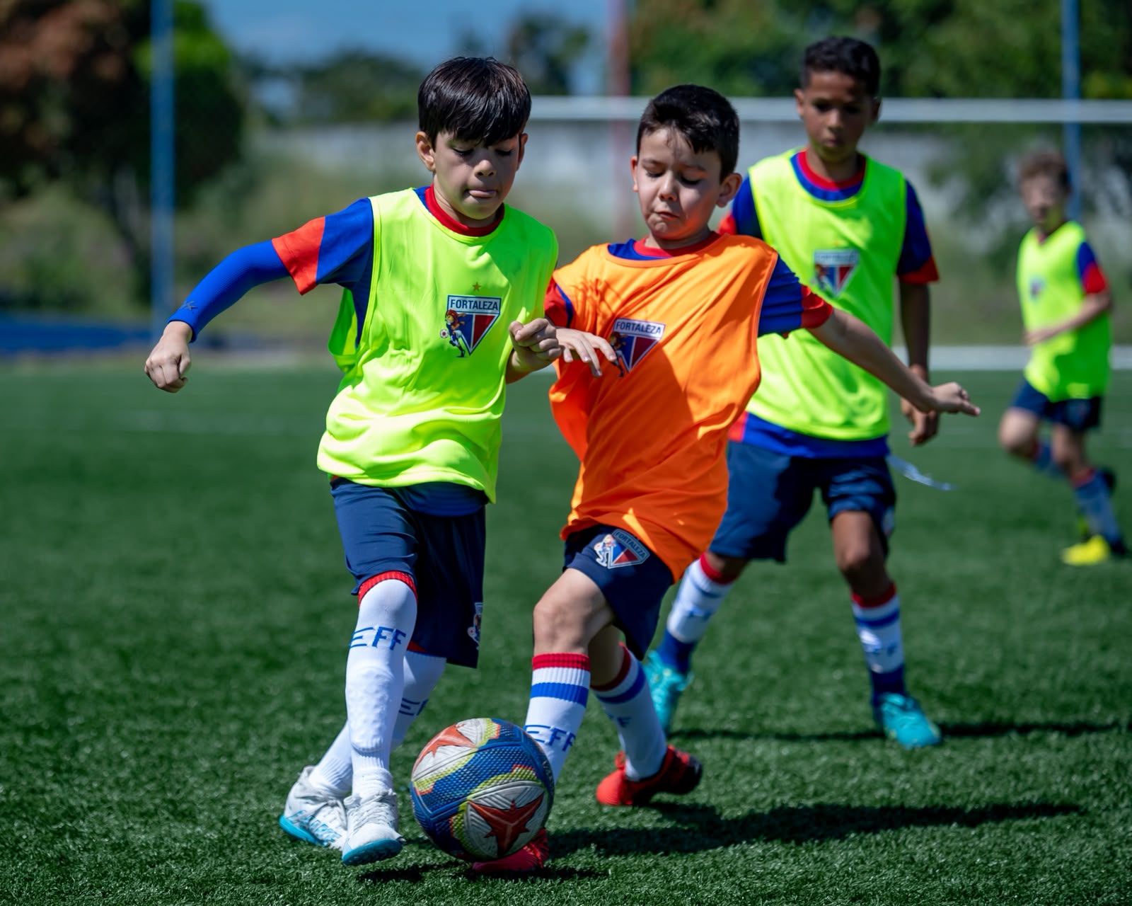 Alunos da Escola de Futebol Fortaleza disputando a bola